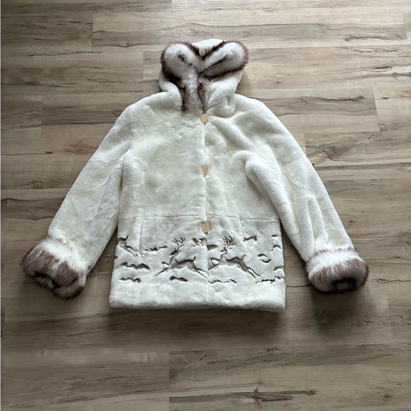 Elegant White Faux Fur Coat with Reindeer Design - Picture 6 of 12